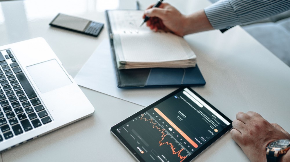 青岛企业做小红书,应该先布局搜索关键词还是先打造爆款笔记?